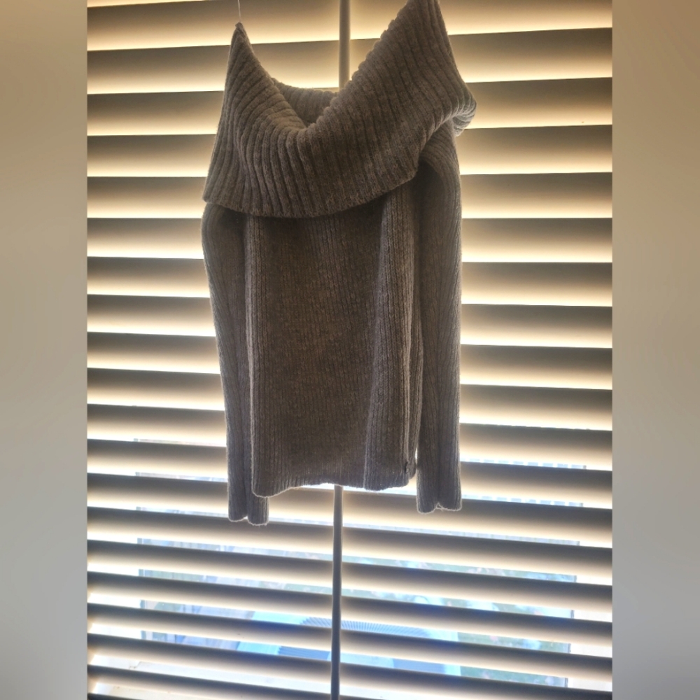 Women's Hollister Sweater- Small - Picture 2 of 4
